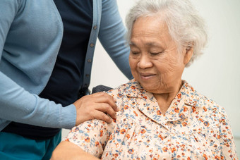 照顾者亚洲上了年纪的女人病人爱护理鼓励同理心护理医院健康的强大的医疗概念