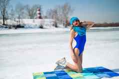 美丽的高加索人女人泳衣他sunbathes雪