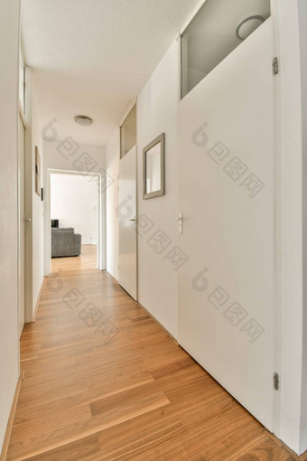 长走廊白色墙木地板