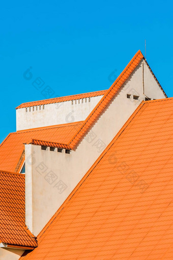几何现代建筑外观外橙色平铺的屋顶酒店蓝色的天空