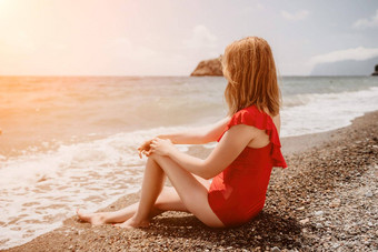 年轻的女人红色的比基尼海滩金发女郎太阳镜卵石海滩享受太阳快乐夫人一块红色的泳衣放松日光浴绿松石海海洋热夏天一天关闭