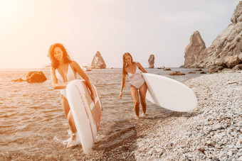 女人瑜伽快乐运动女人练习瑜伽普拉提桨冲浪板女伸展运动锻炼海水现代个人女赶时髦的人户外夏天体育运动活动
