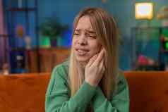 年轻的女人女孩触碰脸颊遭受可怕的痛苦的牙痛敏感的牙齿蛀牙