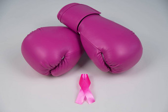 粉红色的拳击手套粉红色的<strong>丝绸</strong>丝带<strong>白色背景</strong>乳房癌症概念