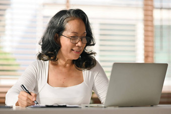 高级女人阅读在线新闻浏览互联网移动PC首页退休生活方式技术概念