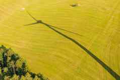 影子风车黄色的场可再生能源生产概念