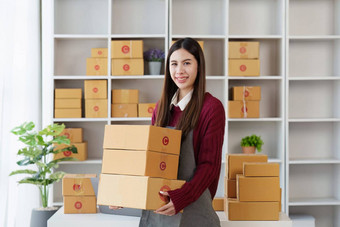 小企业锻造主人女企业家检查在线订单准备包盒子出售客户锻造业务的想法在线
