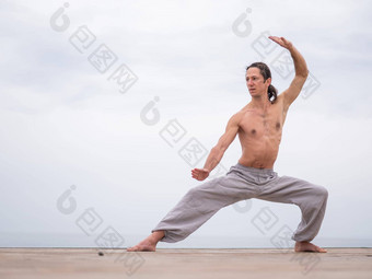 高加索人男人。实践武术艺术在户外平衡冥想