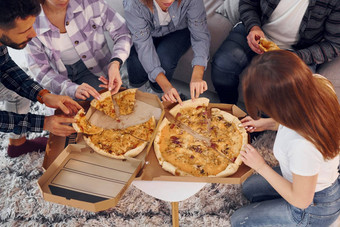 吃美味的披萨集团<strong>朋友聚会</strong>，派对在室内