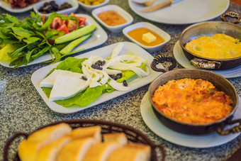 土耳其早餐表格糕点蔬菜绿色橄榄奶酪炸鸡蛋香料堵塞蜂蜜茶铜能郁金香眼镜宽作文