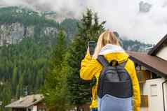 旅游移动电话采取照片时刻有雾的高山山