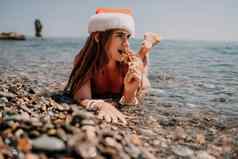 女人旅行海快乐旅游享受采取图片海滩记忆女人旅行者圣诞老人他相机海湾分享旅行冒险旅程