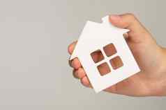 购买真正的房地产信贷模型白色房子手模糊背景买房子公寓抵押贷款真正的房地产概念复制空间