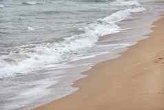 水洗沙子海滩阴一天细节小白色波形成摘要海背景