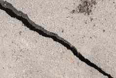 大裂纹分层分离沥青路破碎的损坏的石头表面
