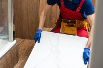 地板瓷砖专业砖瓦匠放置地板上瓷砖胶粘剂表面