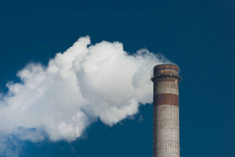 污染环境生态空气撤军燃烧产品烟尘烟气体管工业植物<strong>大气背景</strong>蓝色的天空