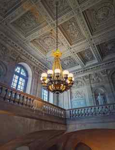 建筑细节华丽的楼梯大厅发光的古董吊灯挂天花板凡尔赛宫法国