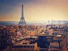 烟雾巴黎城市法国多雾的日落视图埃菲尔铁塔塔由于高水平污染引起的忙城市交通