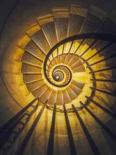 螺旋楼梯摘要的角度来看视图在楼下∞漩涡楼梯发光的黄色的光
