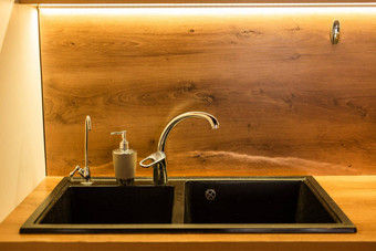 现代黑色的厨房水槽厨房室内厨房房间公寓内置的电器厨房设备国内电器