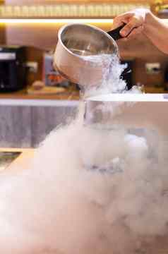 烟蒸汽干冰碗厨房