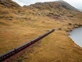 蒸汽火车苏格兰通过洞高地