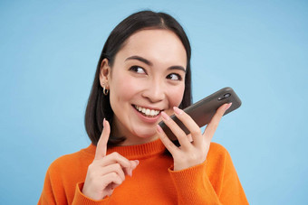 肖像朝鲜文女人记录的声音消息智能手机应用程序会谈演讲者翻译演讲移动应用程序蓝色的背景