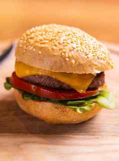 牛肉汉堡木桌子上脂肪不健康的食物特写镜头