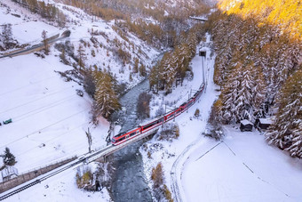 瑞士滑雪火车通过桥