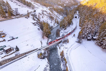 瑞士滑雪火车通过桥