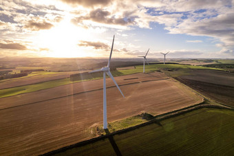 <strong>风</strong>涡轮绿色可再生能源农场阳光明媚的一天
