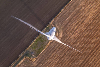 空中视图可再生能源风涡轮阳光明媚的一天