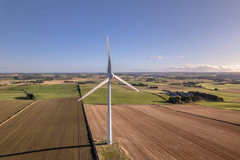 孤独的<strong>风</strong>涡轮绿色可再生能源农场阳光明媚的一天