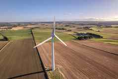 孤独的风涡轮绿色可再生能源农场阳光明媚的一天