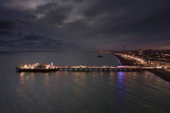 海滨宫码头布赖顿照亮晚上空中视图