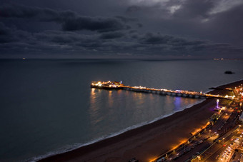 海滨宫码头<strong>布</strong>赖顿照亮晚上空中视图