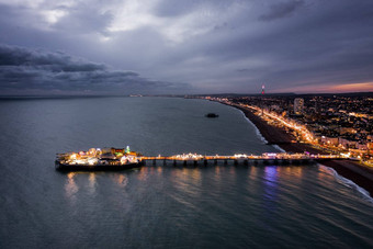 海滨宫码头布赖顿照亮晚上空中视图