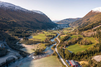 斯特<strong>林</strong>挪威绕组河美丽的风景空中视图