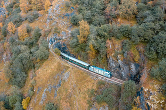 弗拉姆米达尔火车通过美丽的风景