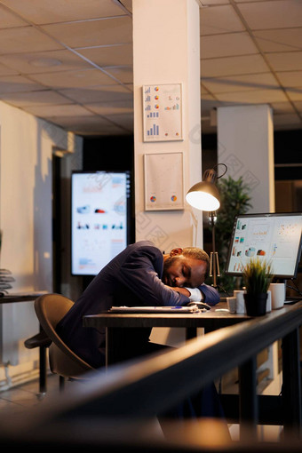 勤劳的企业家下降睡着了表格启动办公室