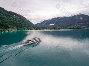 之旅船穿越湖布里恩茨瑞士