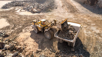挖掘机转储卡车工作采石场矿业