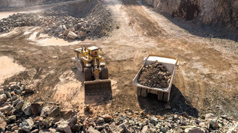 挖掘机转储卡车工作采石场矿业