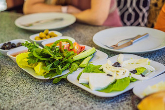 土耳其早餐表格糕点蔬菜绿色橄榄奶酪炸鸡蛋香料堵塞蜂蜜茶铜能郁金香眼镜宽作文