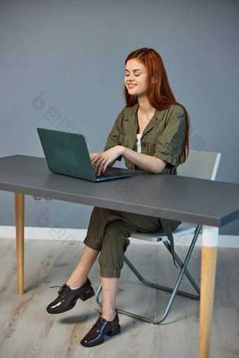 快乐快乐的女人坐着工作移动PC办公室工作技术