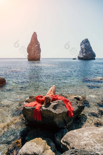 女人夏天旅行海快乐旅游长红色的衣服享受采取图片在户外记忆女人旅行者摆姿势海滩海包围火山山分享旅行冒险