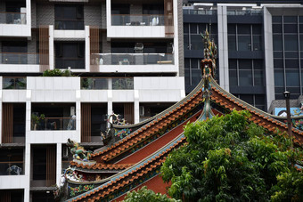 视图屋顶历史寺庙前面现代建筑台北台湾