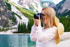 女摄影师采取照片景观白云石山脉阿尔卑斯山脉意大利