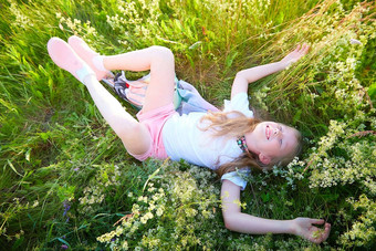 漂亮的金发女郎女孩有趣的草地自然景观草花阳光明媚的夏天一天肖像十几岁的孩子夏天春天在户外场